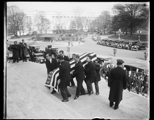 Body of late Senator Warren arrives at Capitol for services in Senate Cham. The body of the late Senator Francis E. Warren, of Wyoming, being carried up the steps of the United States Capitol today where services were being held in the Senate Chamber. President Hoover and a host of other dignitaries