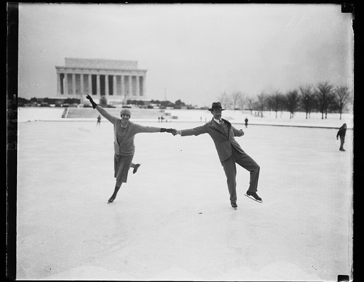 Skating at the Memorial Basin. Freezing weather in Washington [...