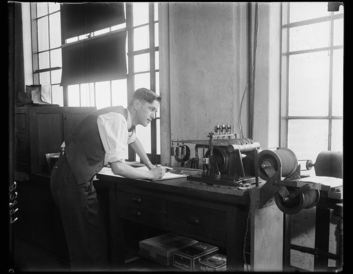 Uncle Sam istrying to find a way for automobile tires to wear longer for 25,000,000 motorists. Wearing specimens of rubber to [...] that then 25,000,000 owners of automobiles may have tires that last longer is a [...] now in progress at the Bureau of Standards. W.L. Holt of the Rubber Section is sho