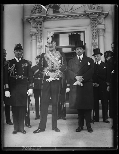 New British Ambassador presents credentials to President Hoover at White House. Sir Ronald Lindsay, who recently arrived in Washington to replace Sir Esme Howard as Ambassador from Great Britain, presented his letters of credence to President Hoover at the White House today. In the photograph, left 