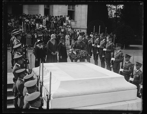 War mothers honor unknown soldier. The 81 Missouri war mothers who have just returned from a pilgimage to the graves of their hero sons in France, paid tribute at the Tomb of the Unknown Soldier upon their arrival in Washington. Gen. John J. Pershing, a native of Missouri, assisted them in the cerem