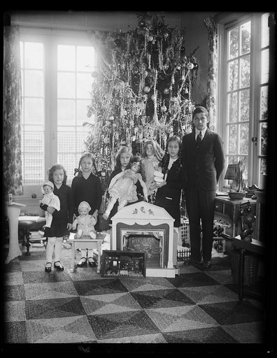 The children of Sen. and Mrs. James J. Davis and their Christmas tree. The youngsters are Jewel, Joan, Jean, Jane and James, Jr., the five J's