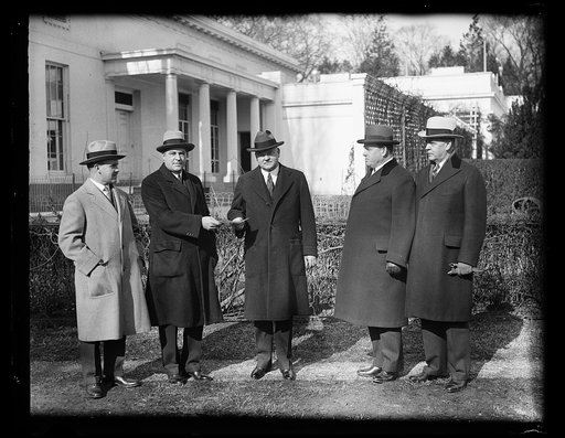 President gives chest contribution. Executives of the Community Chest receive President Hoover's contribution for 1931. Left to right: Ellwood Street, Newbold Noyes, President Hoover, E.F. Colladay and John Poole [White House, Washington, D.C.