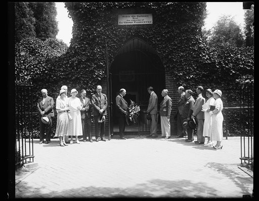 Group at Washington's tomb, Mount Vernon, Virginia