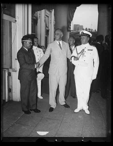 Franklin D. Roosevelt, center