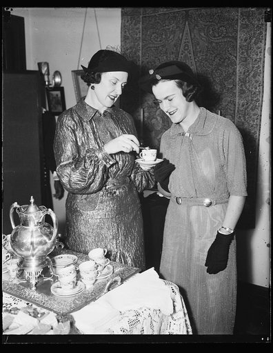 Women with coffee or tea