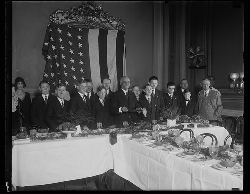 Vice-president Curtis entertains pages. One of the yuletide events the pages of the Senate look forward to with anticipation is the annual dinner given for them by Vice-President Charles Curtis. The photograph shows the pages at this year's party, with their genial host about to carve the turkey