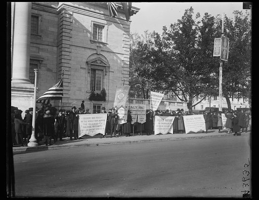 Picketers with signs: Soldiers who fought in the World War demand the release of political prisoners ..., etc.