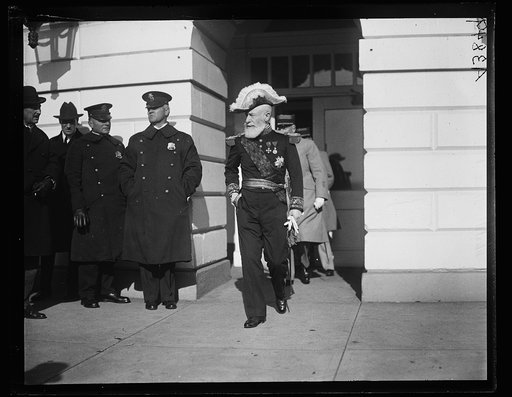 Military visitor at White House, Washington, D.C.