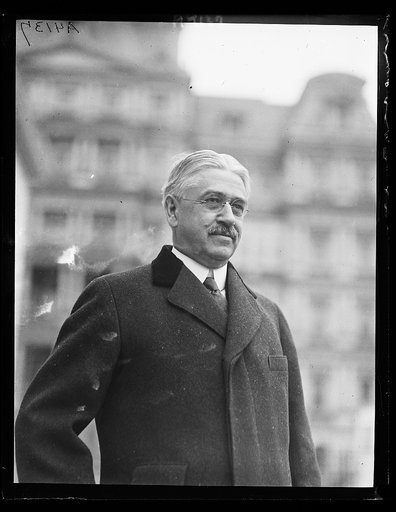 White House visitor; State, War and Navy Building in background. Washington, D.C.