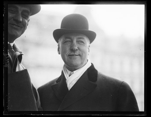 White House visitors; State, War and Navy Building in background. Washington, D.C.