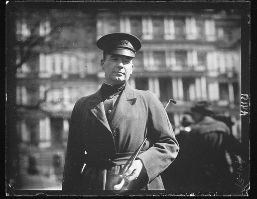 White House visitor; State, War and Navy Building in background. Washington, D.C.