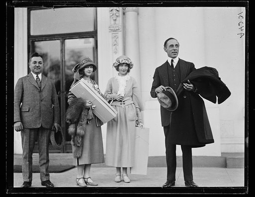 White House visitors: Dorothy & Lillian Gish, D.W. Griffith. Washington, D.C.
