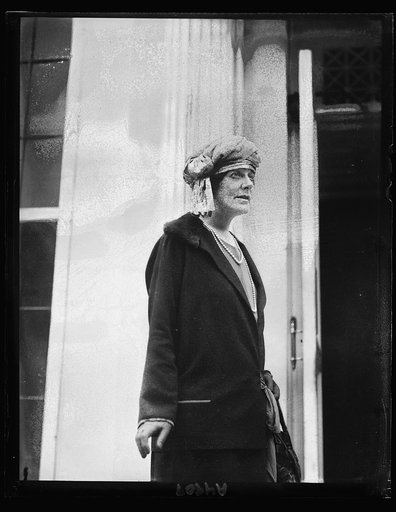 ...]an Johnston, sister of Mrs. Gifford is now visiting in Wash. Oct. 24, 1922