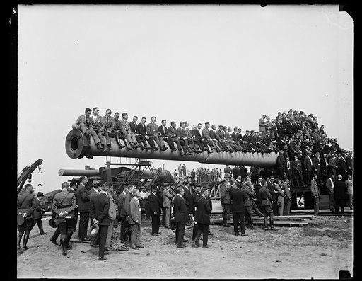 Group with military artillery