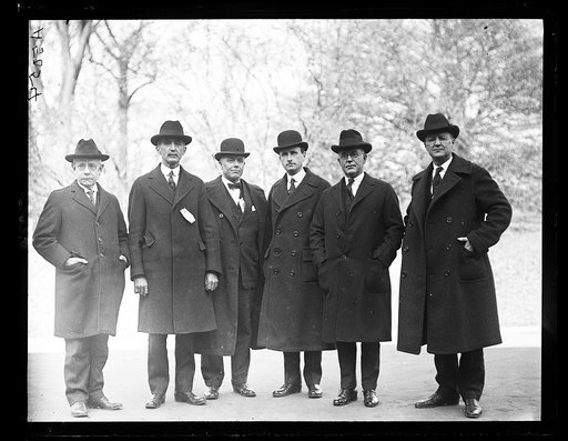 Land Grant Colleges of America Assoc. holding annual conference in Wash. Left to right: J.L. Hills, U. of Vermont, F.B. Munford, U. of Mo., A.F. Woods, U. of Md., A.A. Potter, Padua U., Pres. of [...] Assoc. [...], Secy. of Agriculture, Honorary Pres. and R.A.. Pearson, U. of Iowa, Chmn. Executive C