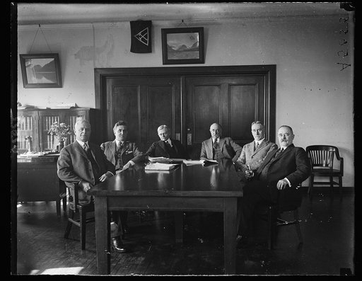 Federal fact finding coal commission authorized by Congress held first organization mtg. Oct. 18. The commission composed of 7 members incl. former vice-pres. Marshall will make sweeping investigation of bituminous and authracite industries with view to prevention of strikes. Left to right: Judge Sa