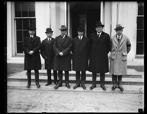...]cation committee of the House and Senate [...] inform the Pres. that the last half of the [...] had convened. Left to right: Wm. Tyler, [...] S. Barry, Rep. Finis J. Garrett, Rep. Mon[...] Undersood and Rep. Longworth