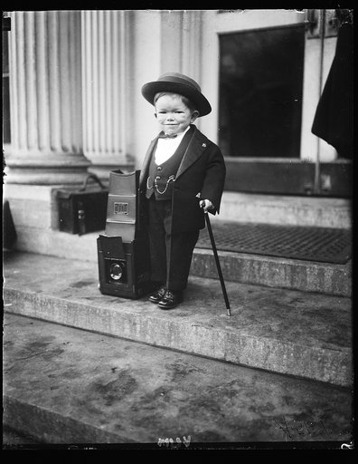 Major Might, the smallest [...] in the world at White House