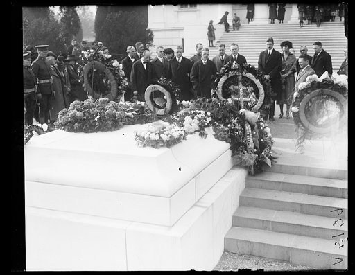 Mr. Rosen, of Phila., and grp., Armistice Day, at Unknown Soldiers grave
