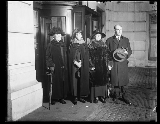 Members of Woodrow Wilson Foundation calling on former Pres. at his S st. home. Lft. to rt.: Mrs. J.M. Forbes, Boston; Mrs. Chas. E. Simonson, Mrs. Caroline Rautz-Rees and Hamilton Holt, of N.Y., Chairman