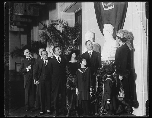 Republic of Columbia presented to Pan Amer. Union a bust of Gen. Sautauder