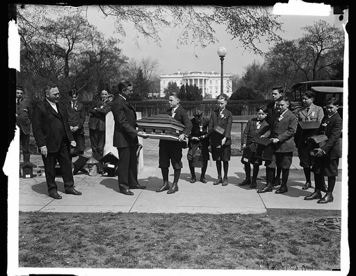 Group of boys with bird houses; White House in background. Washington, D.C.