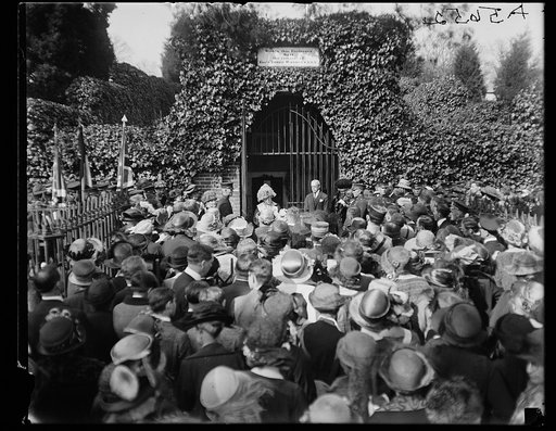Crowd at George Washington's tomb, Mount Vernon, Virginia