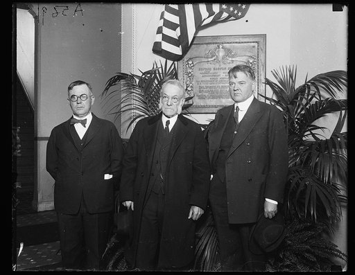 A bronze memorial tablet to G.H. Powell was presented to Dept. of Agric. Secy. Wallace, A.B. Powell, and Secy. Hoover