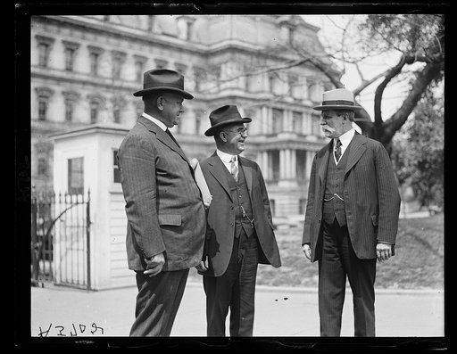 ...]ate Hughes talking with [...] Secy. Wallace before entering White House for cabinet meeting