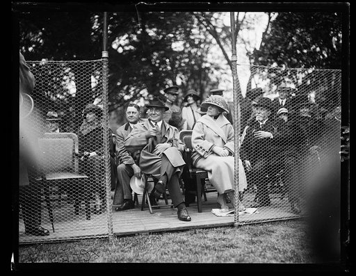 Pres. and Mrs. Harding watching the [...] of Spain and William Tilden [...] partner playing tennis at White House
