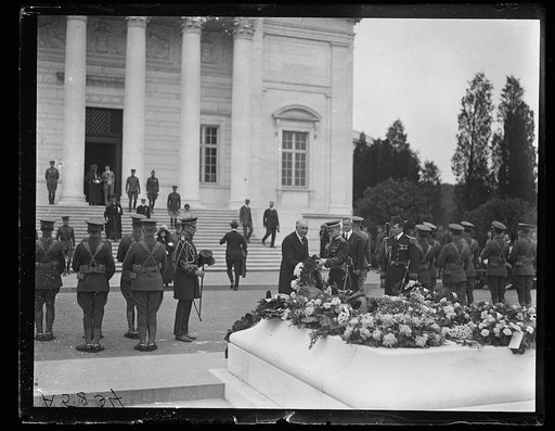 President Harding placing wreath at Tomb of Unknown Soldier, Arlington National Cemetery, Arlington, Virginia