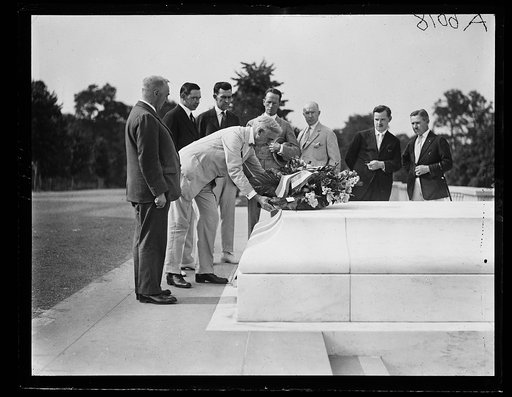 Pres. of the [...]oto. Assoc. of America placing wreath on unknown soldier tomb