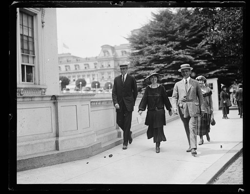 Group approaching White House, Washington, D.C.