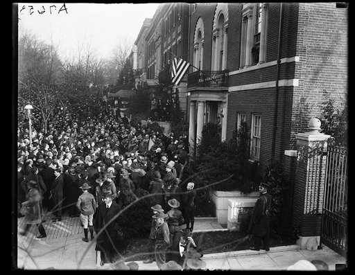 Crowd outside Woodrow Wilson house, Washington, D.C.