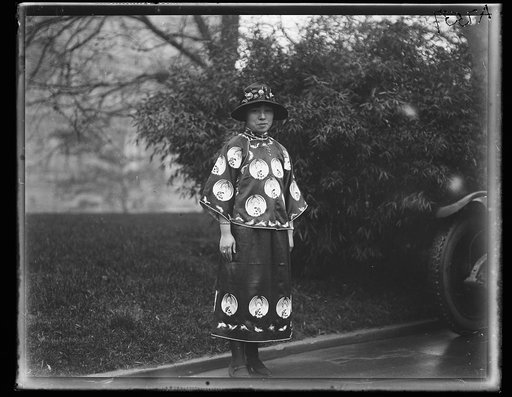 White House visitor; State, War and Navy building in background. Washington, D.C.