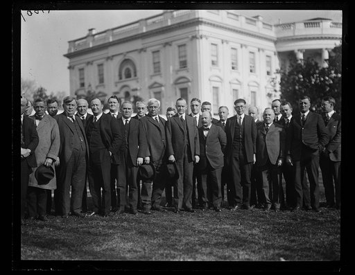 Coolidge and a delegation of farmers from the wheat growing states who appealed to the pres. for the passage of Norbeck-Burtress bill to provide small loans to wheat farmers for purchase of farm essentials [White House, Washington, D.C.