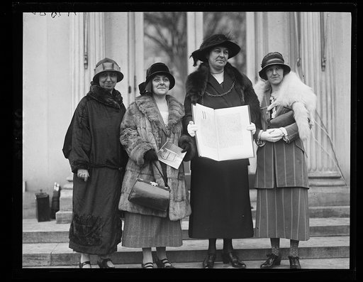 Grp. of Welsh women show Peace Memorial to the Pres. from the women of Wales to the women of America