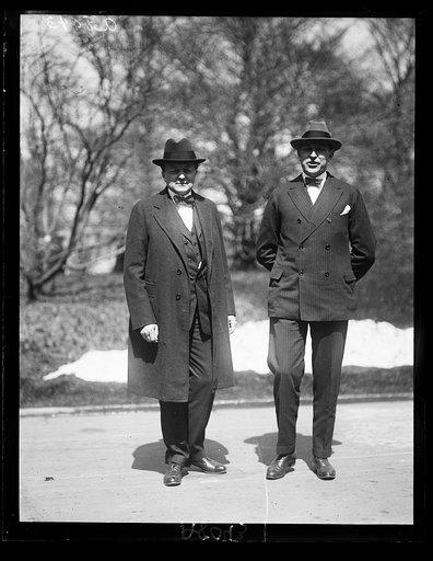 Uncle Sam's attorneys in the oil probe. Former Sen. Atlee Pomerene (left) and Own J. Roberts (right) arrive in Wash. after a flying trip from Wyoming and Calif. to report developments directly to the Pres.