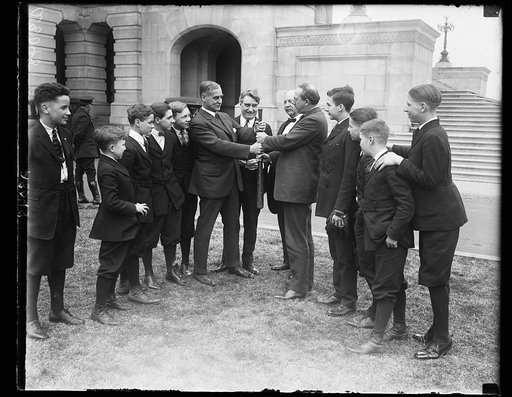 Baseball season opens at Capitol. Sen. Pat Harrison of Miss. and Sen. Geo. W. Pepper of Pa. officially open baseball season for the Senate Pages by 'choosing sides.' Sen. Samuel M. Ralson of Ind. and Sen. Royal S. Copeland of N.Y. are interested on-lookers. L to r, center of photo: Senators Pepper, 
