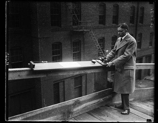 The yardstick is being applied to the measuring of radio waves by means of parallel device of galvanometer, the radio laboratory of the Bureau of Standards has succeeded in measuring very short radio waves, only ten meters in length