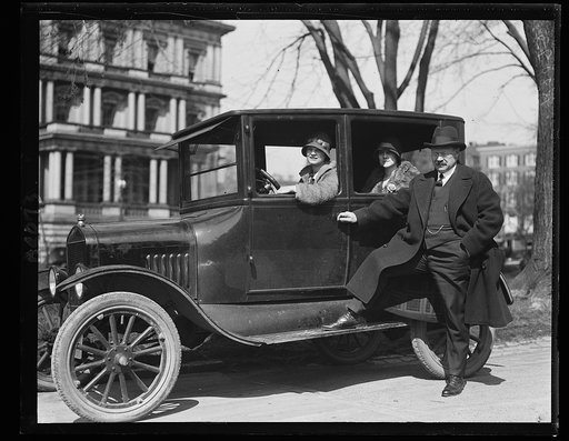 Sen. Magnus Johnson of Minn. calls at the White House. Miss Mabelle Teigan at the wheel is daughter of the Sen. Secy [...] Mr. Henry G. Teigan, Mrs. R.F. Granquis is in the rear seat is also daughter of Mr. Teigan. Both ladies are employed in the Senator's office