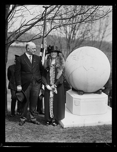 Arlington Nat'l Cemetery, Sat., April 6. Peary memorial services commemorating the 15th Anniversary of the placing of the Amer. flag at the North Pole by Peary. Lft. to rt.: Former Secy. of the Navy Edwin Denby, Mrs. Edward Stafford, daughter of Adm. Peary