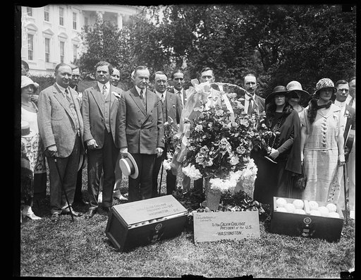 Delegates from Lakeland, Fla., to the convention of realtors meeting in Wash. present Pres. Coolidge with a box of oranges and grapefruit, each piece of fruit bears a picture of the Pres. Pres. Coolidge in the grp. [White House, Washington, D.C.
