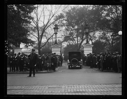 Crowds about the W.H. [i.e., White House] grounds upon the occasion of the Wallace funeral, Mon. Oct. 27