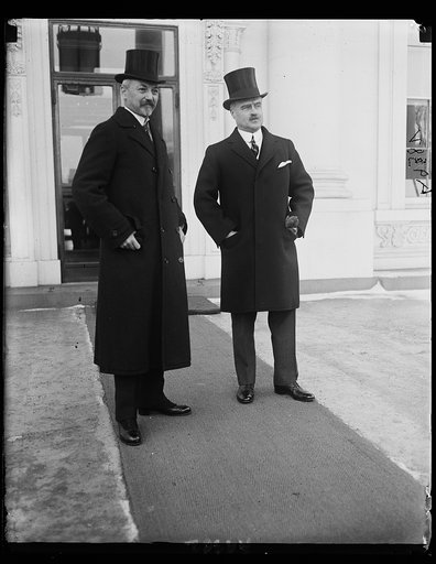 Dr. Otto Wiedfeldt, (left) German a[...] the United States with Assistant Secretary of State [...] Wright, presents his letter of recall to President Co[...] leaving for Germany