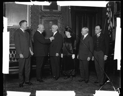 U.S. Senator honored for war service. Secretary of War Weeks pinning the Distinguished Service Medal on Senator Rice W. Means, of Colorado, for gallantry in action in the Spanish-American war. Senator Means earned the decoration in 1898, when a Second Lieutenant of the 1st Colorado Volunteer Infantr