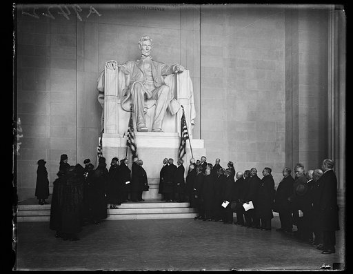 Lincoln's birthday honored in Capital. The widespread observance of Lincoln's birthday in the National Capital reached its high note at 2 o'clock in the afternoon [...] the Maryland Division, Sons of Veterans, U.S.A. and [...] at the Lincoln Memorial before the Massive statue of the president
