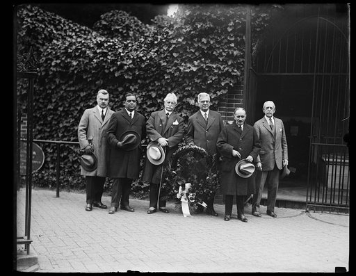 Group with wreath at George Washington's tomb. Mount Vernon, Virginia