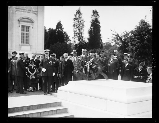 Chiefs from 24 countries in Europe, Asia and North America arrived in Washington today, May 23rd for [...]sit. The police chiefs, who are led by Commissioner [...]ork police, George McDonald, are shown placing a wreath [...] Tomb of the Unknown Soldier at [...